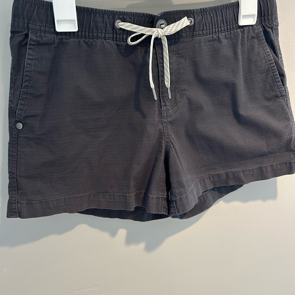 VUORI women’s shorts. Size small. EUC